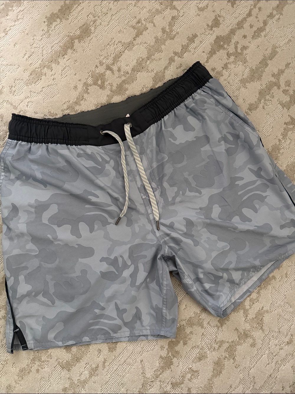 Vuori 5.5” lined performance short Men’s Large